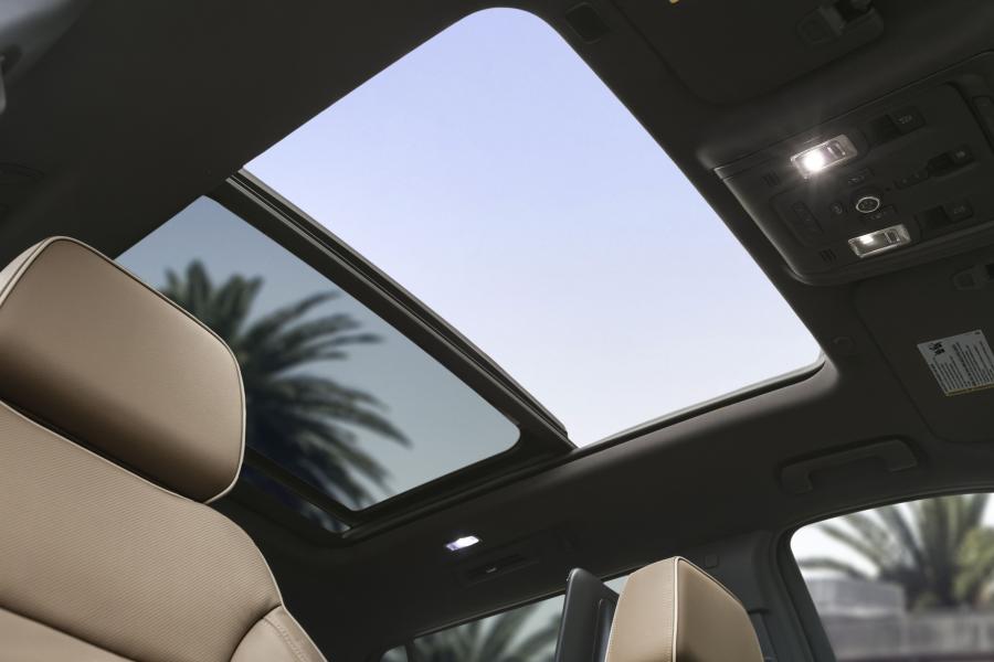 Детали интерьера Chevrolet Suburban High Country 2020 года  (фото 6 из 21)